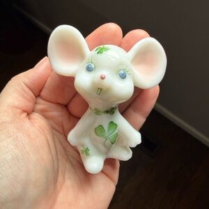 Vintage Fenton mouse with painted shamrocks-craze line on back of head?